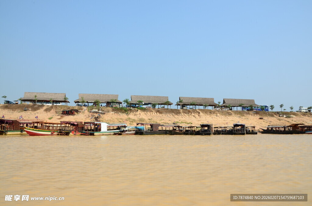 沙滩上的一排遮阳棚