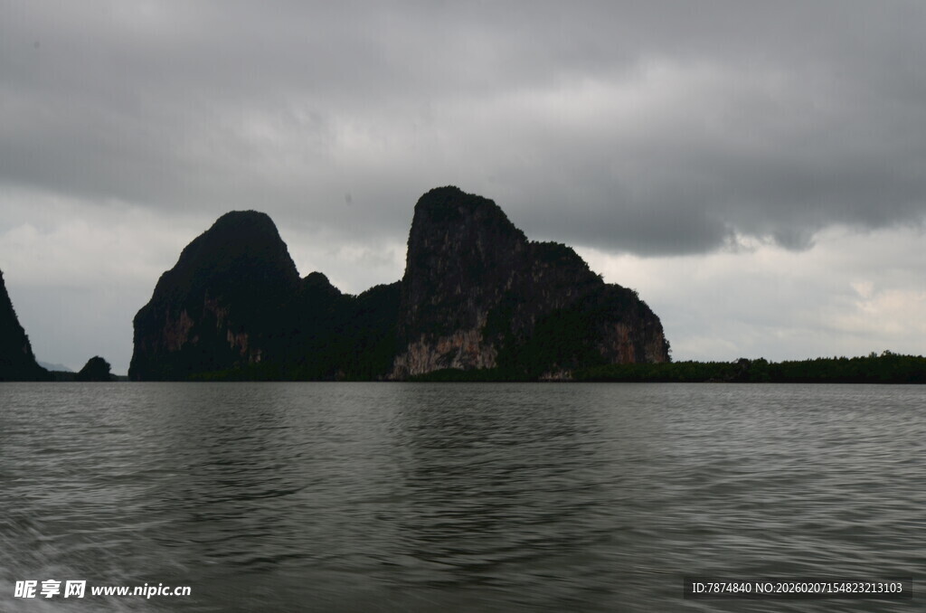 海上奇峰 阴云下的壮美景观