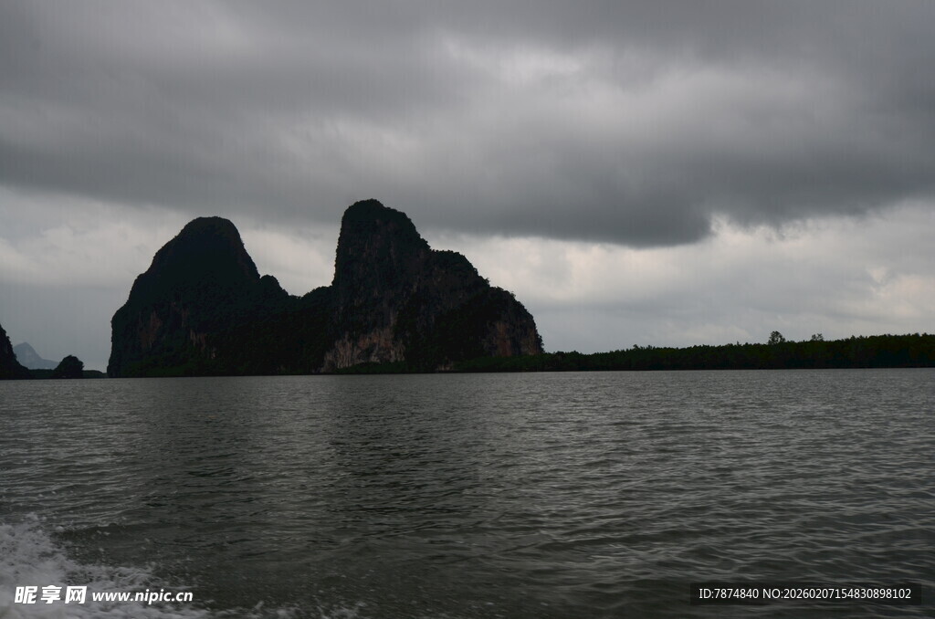 海上奇峰 乌云下的壮丽景观