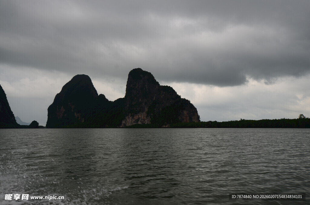 海上奇岩与阴沉天空