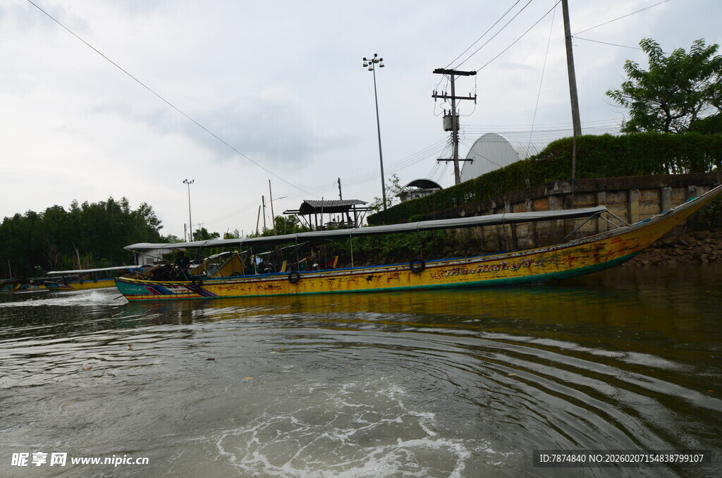 河上停泊的多彩船只