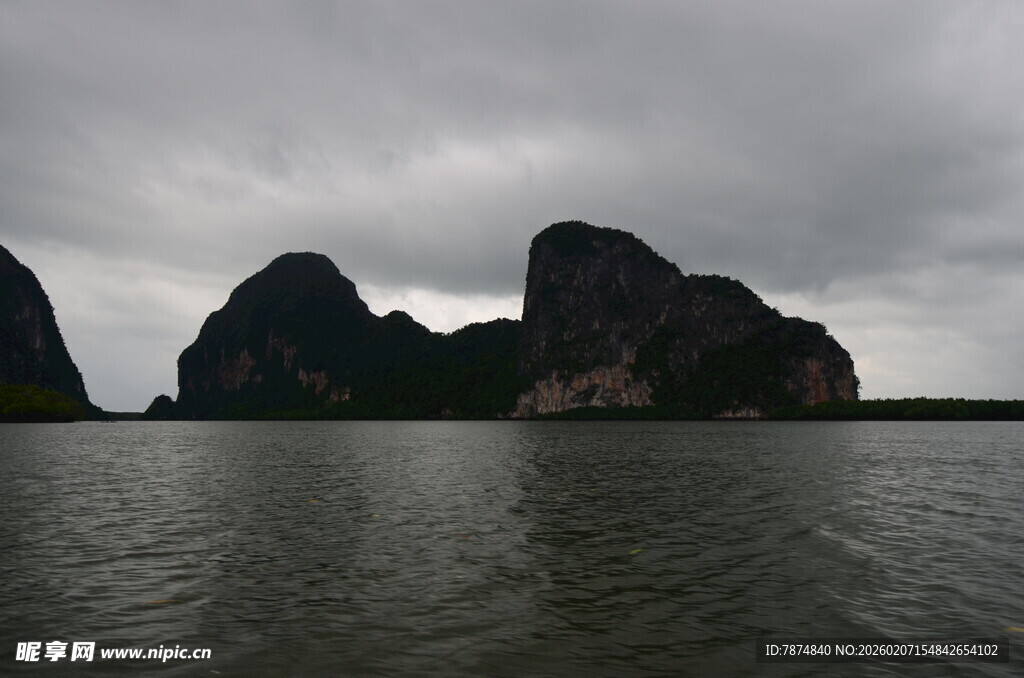 海上奇峰 阴云下的壮丽景观
