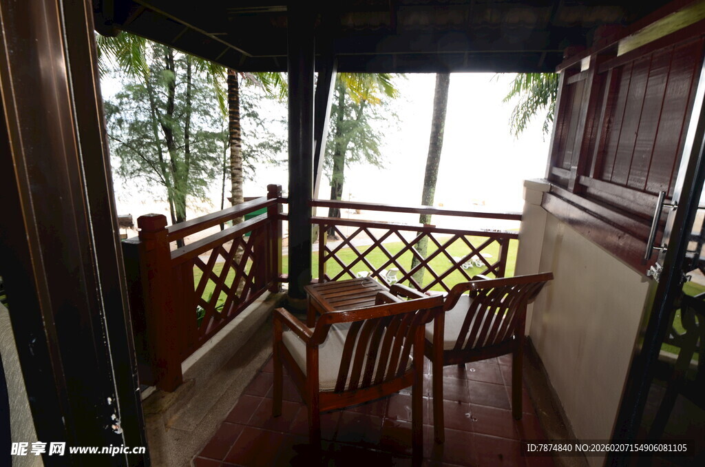 阳台木质桌椅观景空间