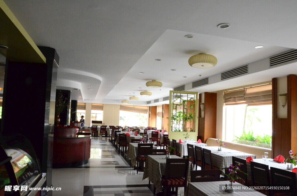 宽敞明亮的餐厅内部环境