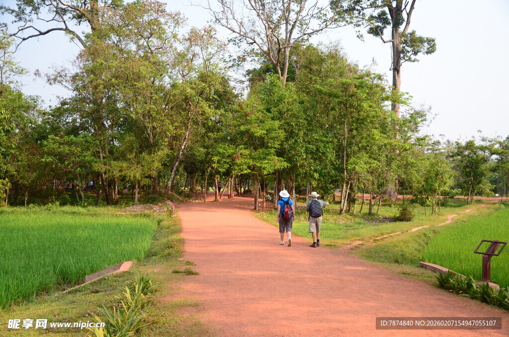 乡间小路上的徒步者
