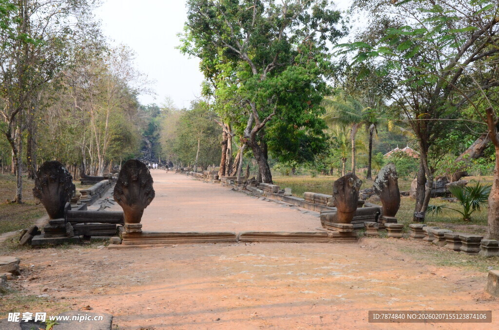 古老石道旁的神秘石像