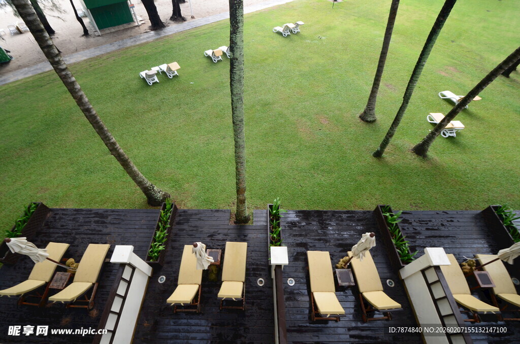 俯瞰户外休闲座椅与绿植