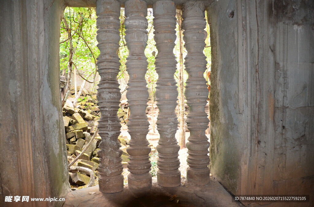 古旧雕花木质窗棂