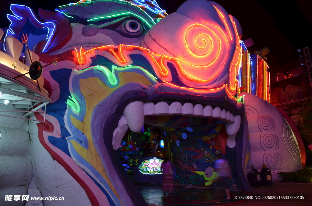 炫彩灯光装饰的奇幻入口