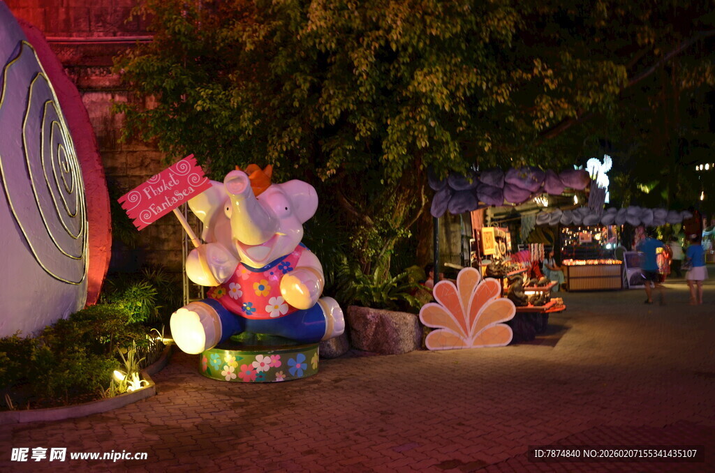 夜晚街道的可爱彩灯装饰