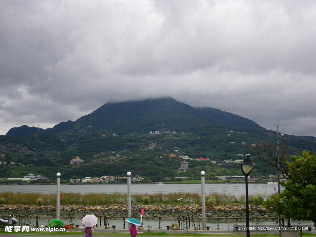 云雾缭绕的山景风光