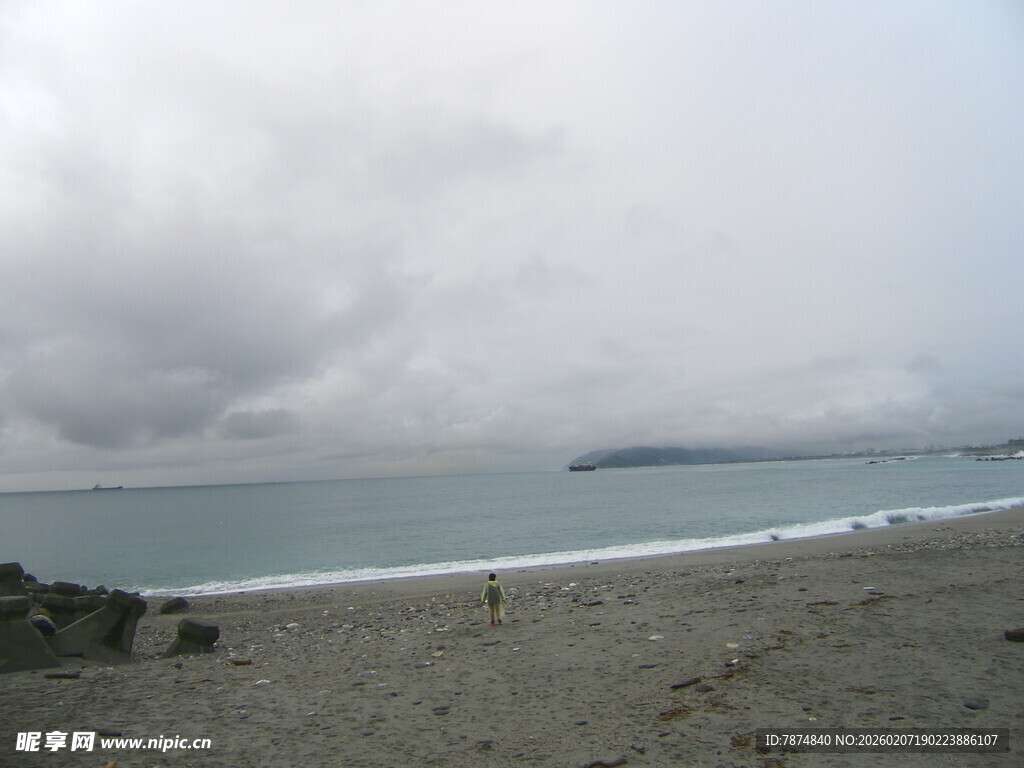 阴天的宁静海滩景色