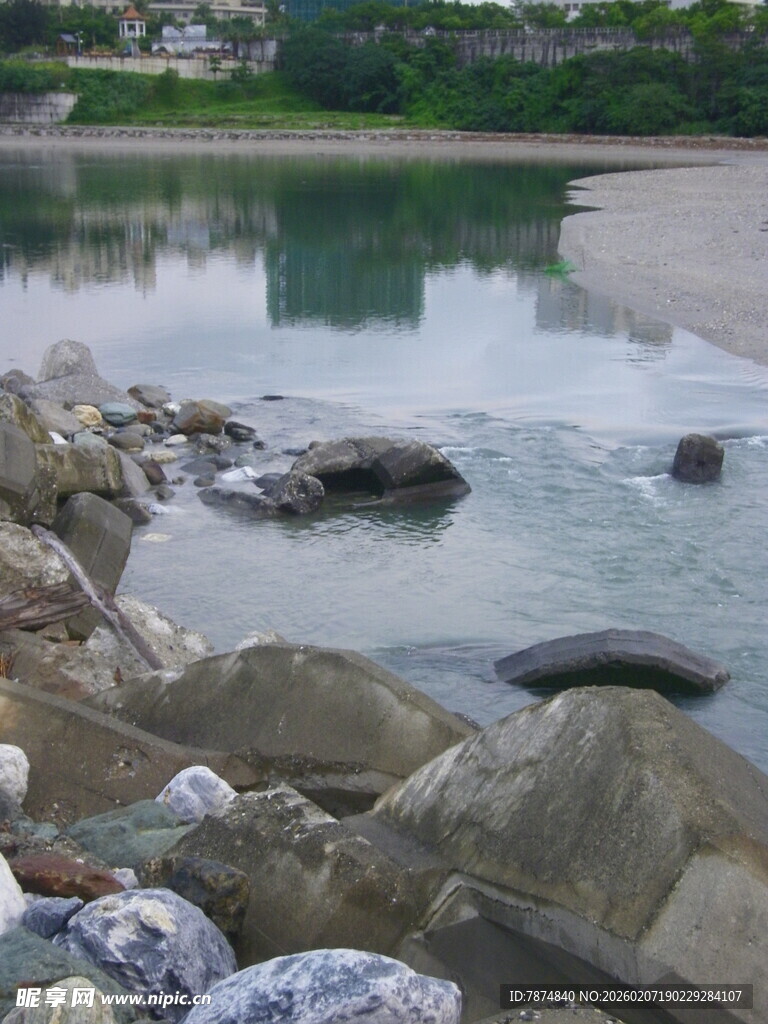 河畔岩石与宁静水面景观