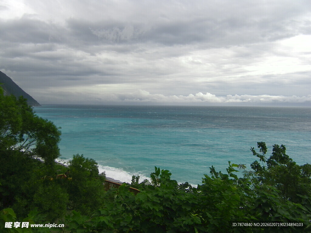 海边景致 云雾下的蔚蓝海岸