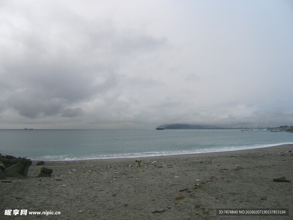 海边阴天的静谧沙滩景色