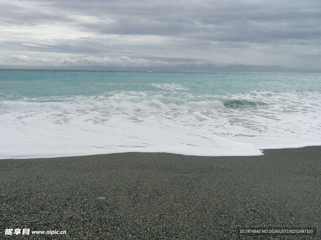 黑沙滩上的海浪与天空