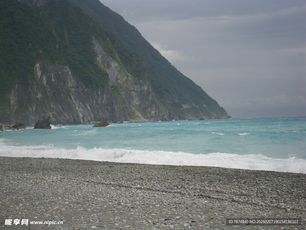 海边砾石滩与青山海景