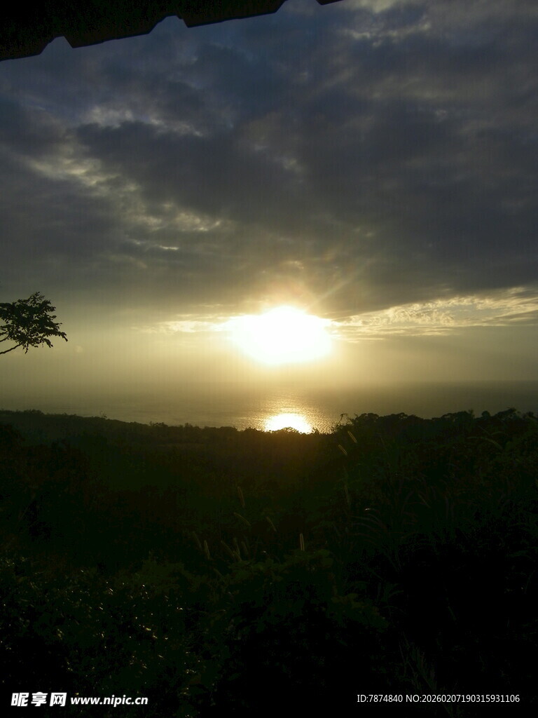 日落时分的田野美景