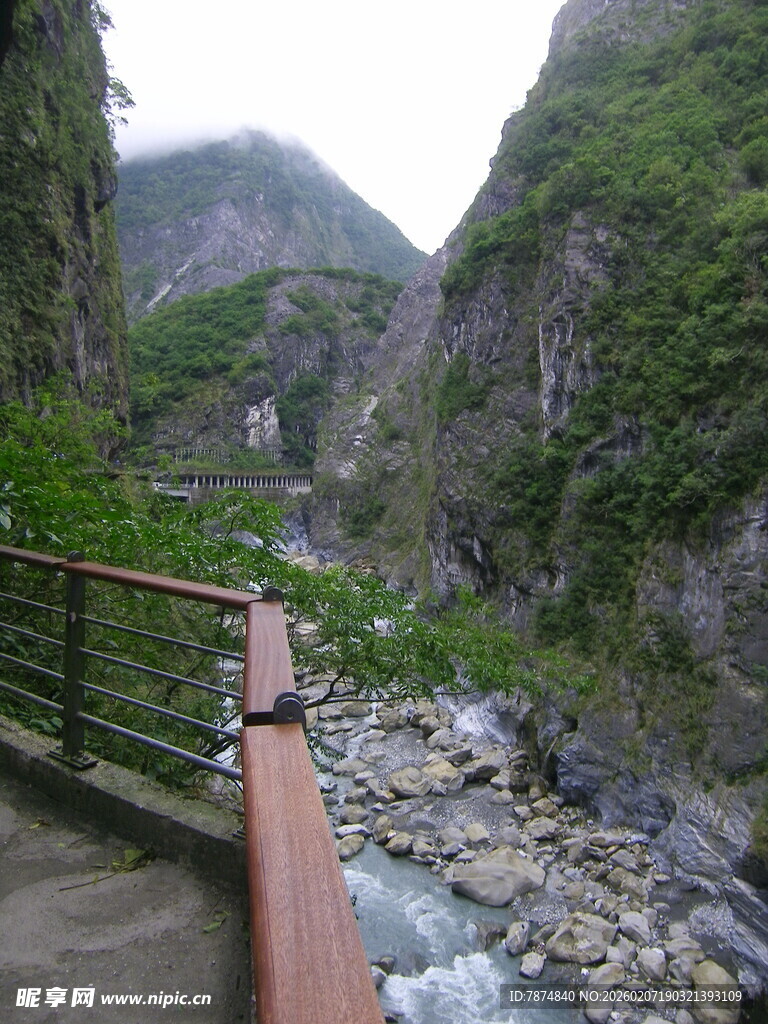 山间栈道旁的溪流与青山