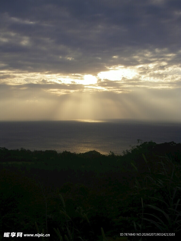 海上日出穿透云层美景