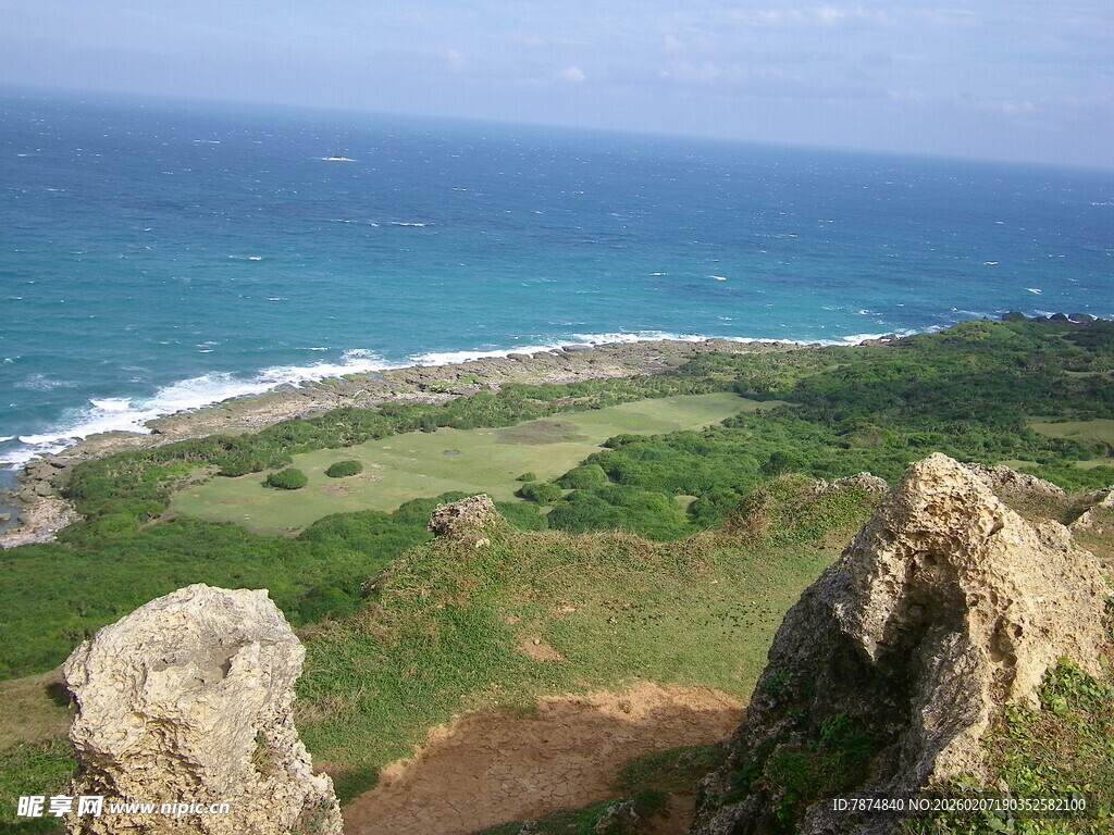 俯瞰海岸与绿野美景