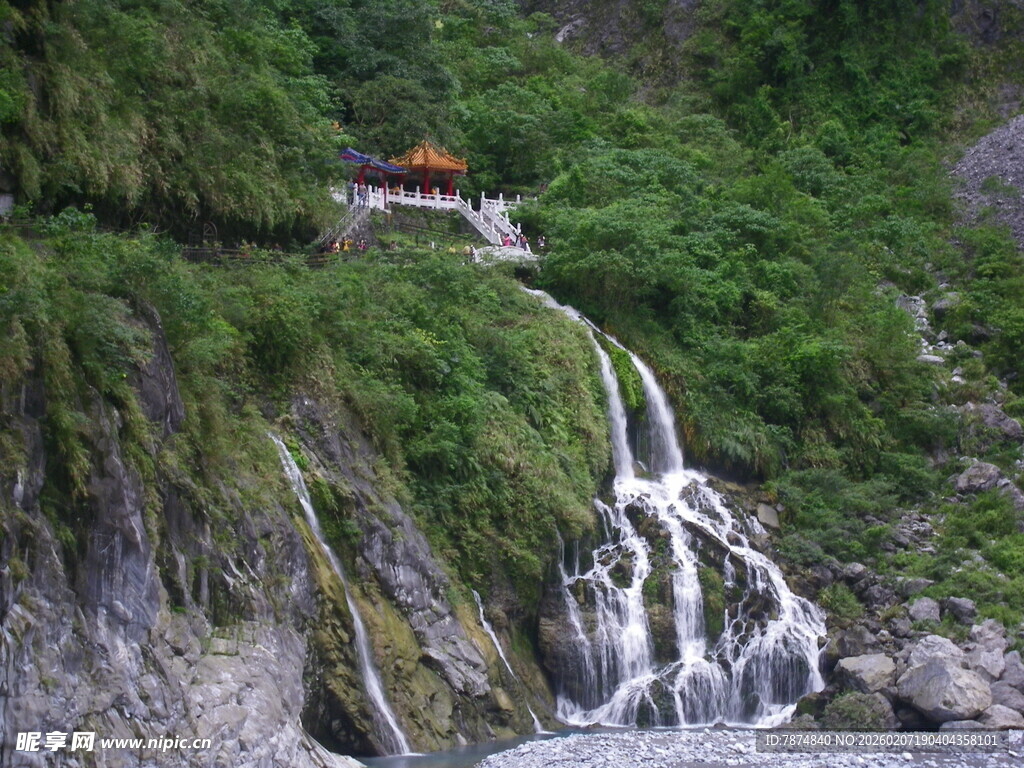 山间瀑布与古朴建筑景观