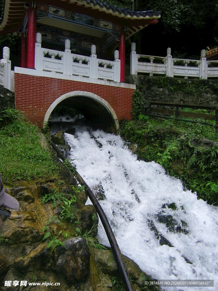 古桥下水花奔涌的美景