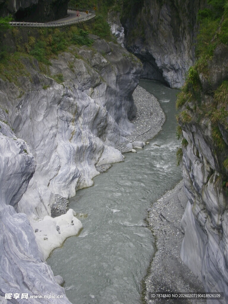 峡谷中的蜿蜒河流