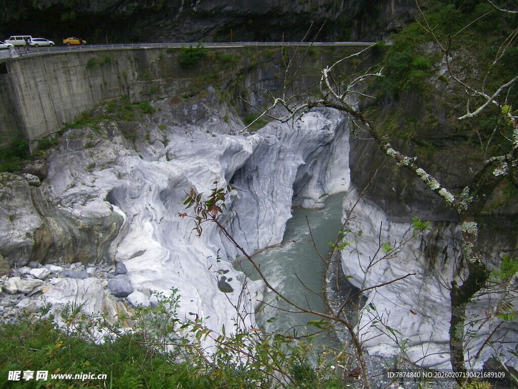 山间峡谷溪流景观