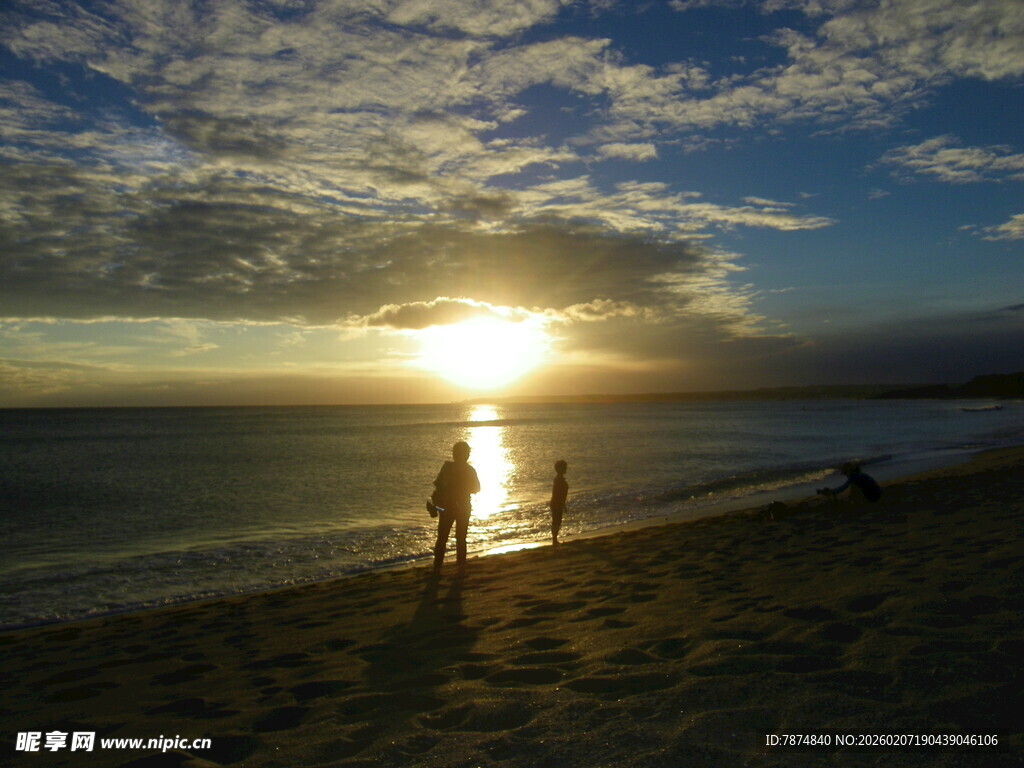 夕阳下海边漫步的温馨场景