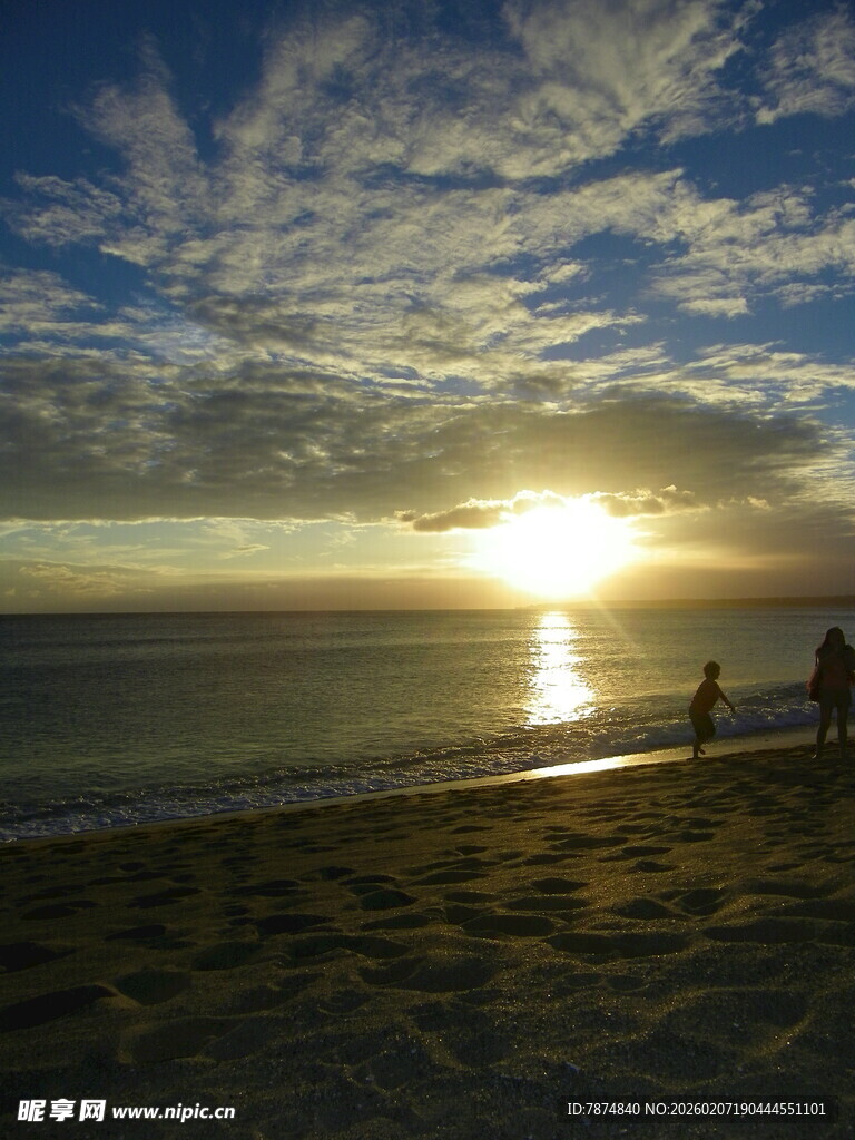 夕阳下海滩上的温馨身影