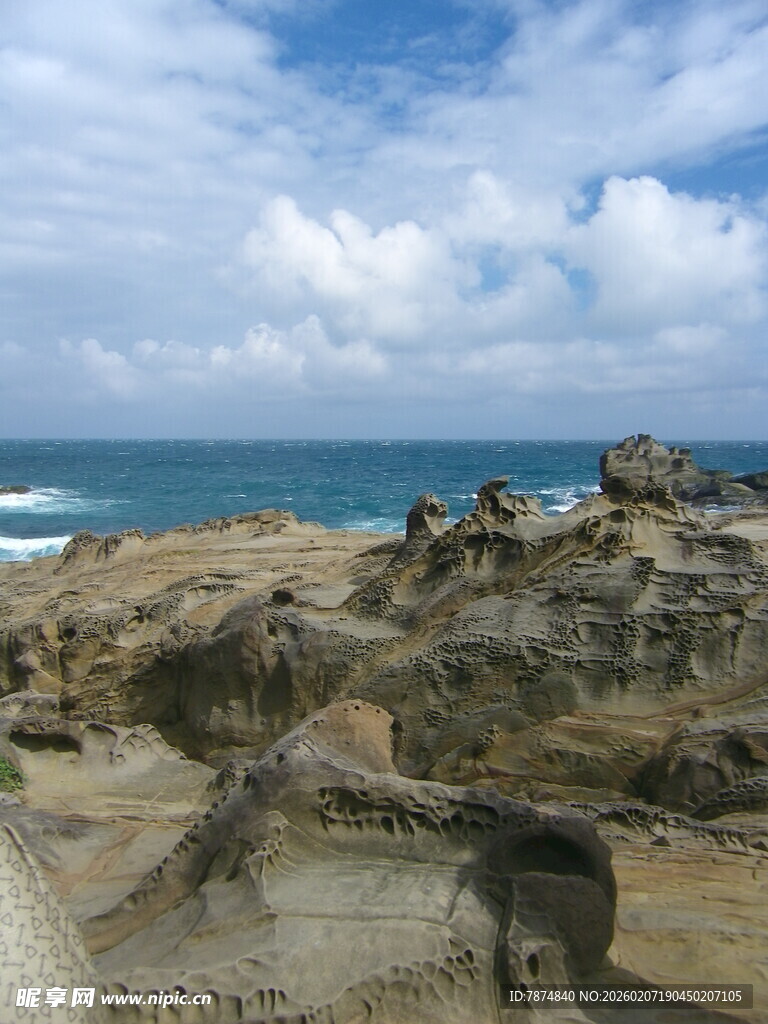 海边嶙峋礁石与蓝天白云