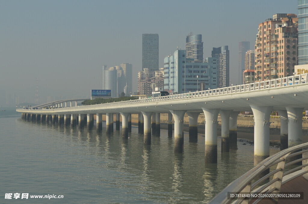 城市江畔的高架桥景观