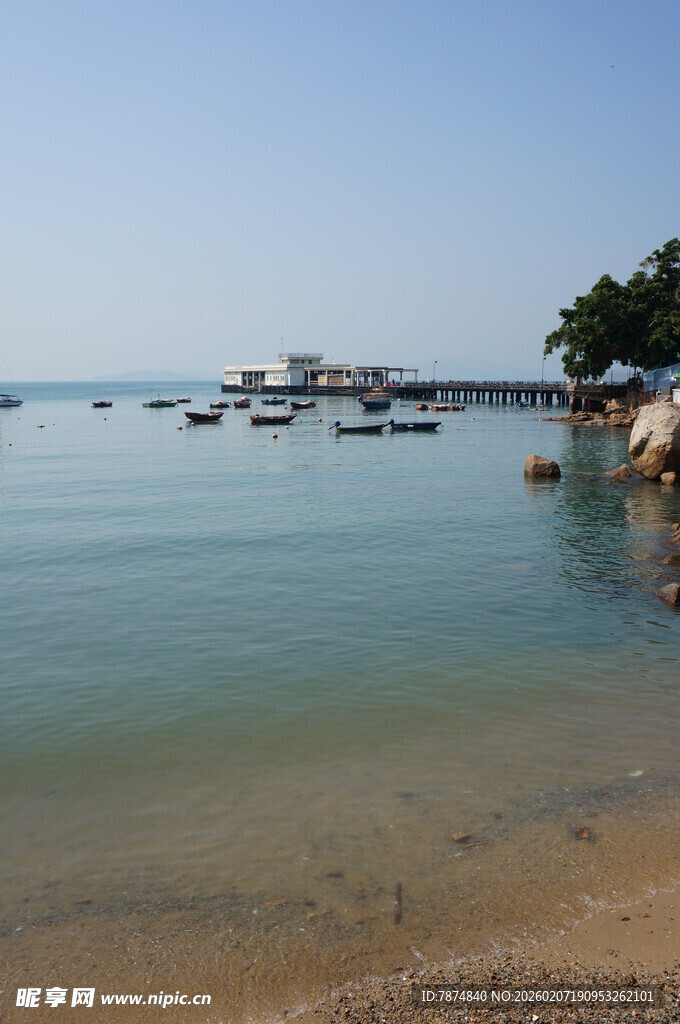 宁静海边停泊船只的美景