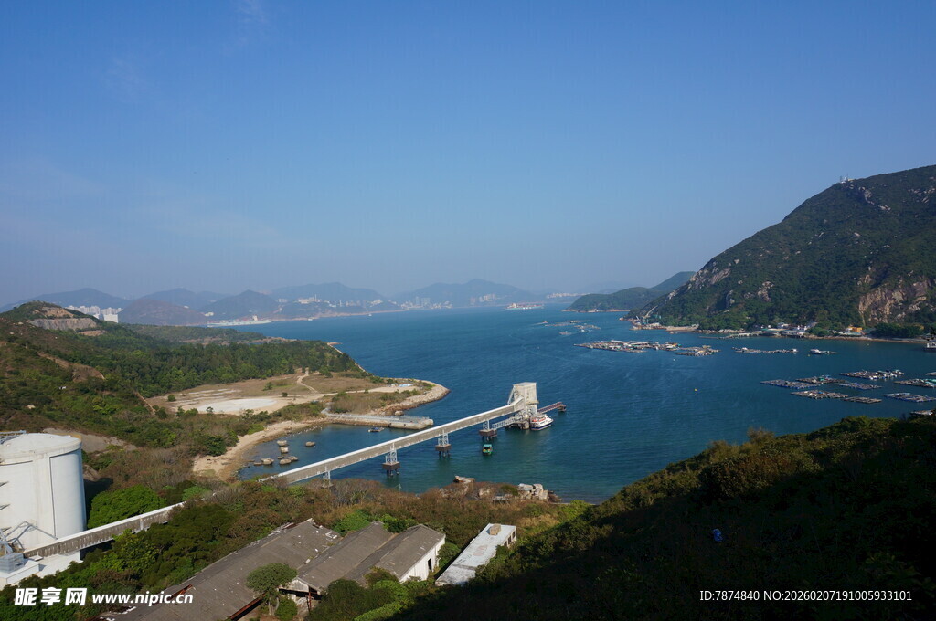 山海相依的美丽港湾景色