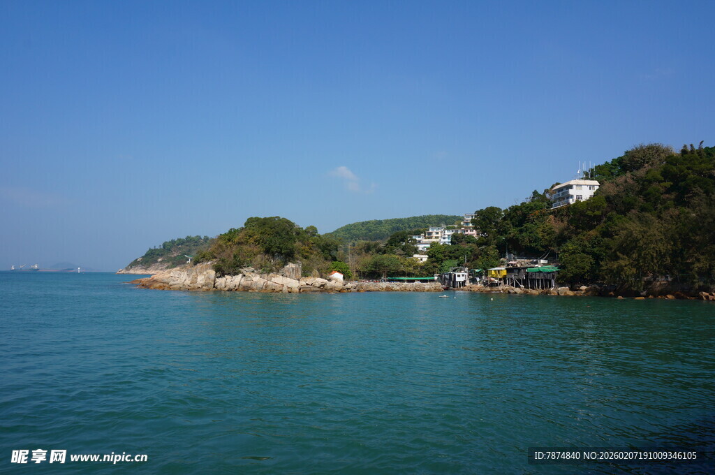 海滨美景 青山绿水映蓝天