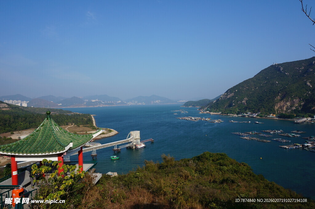 山海相依的美丽港湾景色