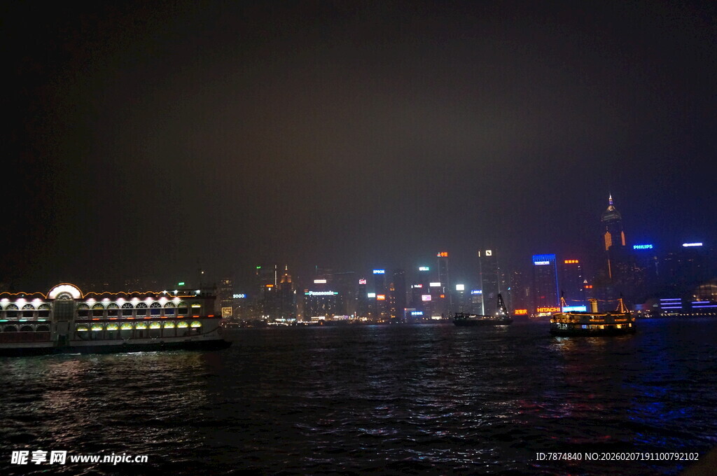 城市夜景下的璀璨水岸
