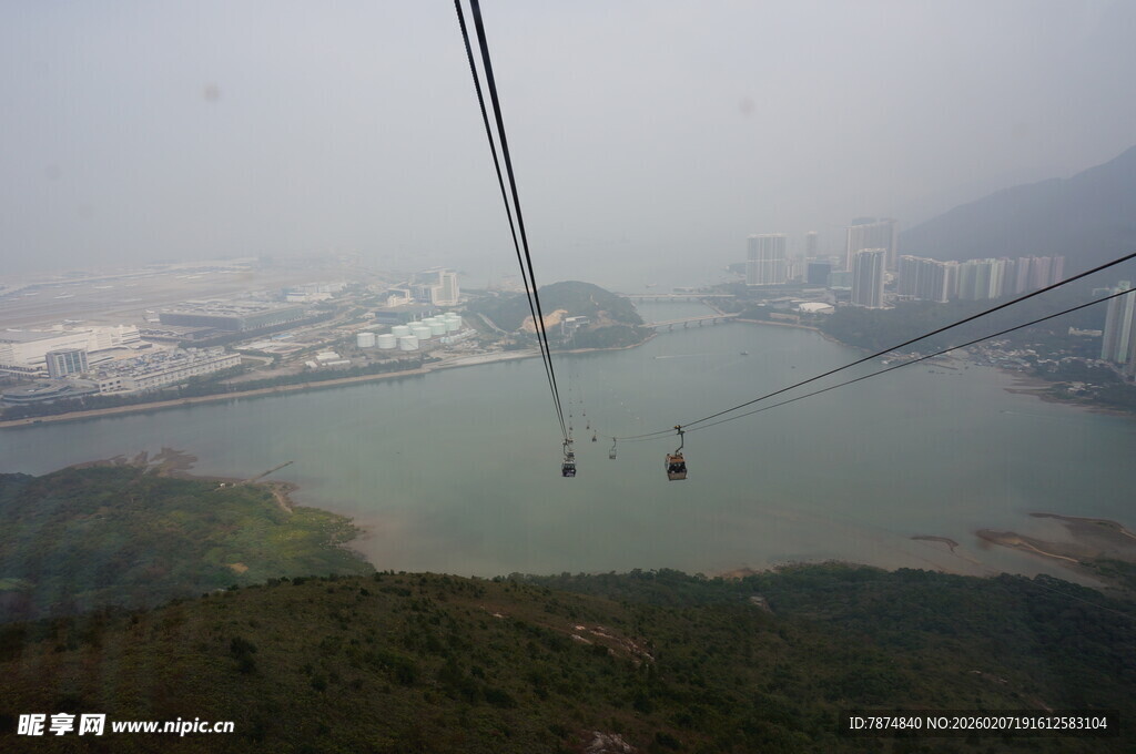 高空缆车俯瞰山水景观