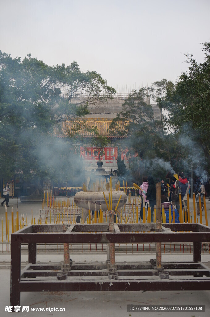 寺庙焚香场景