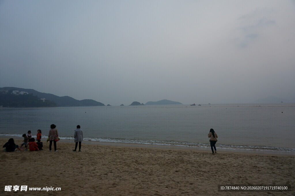 海边沙滩上的悠闲人群