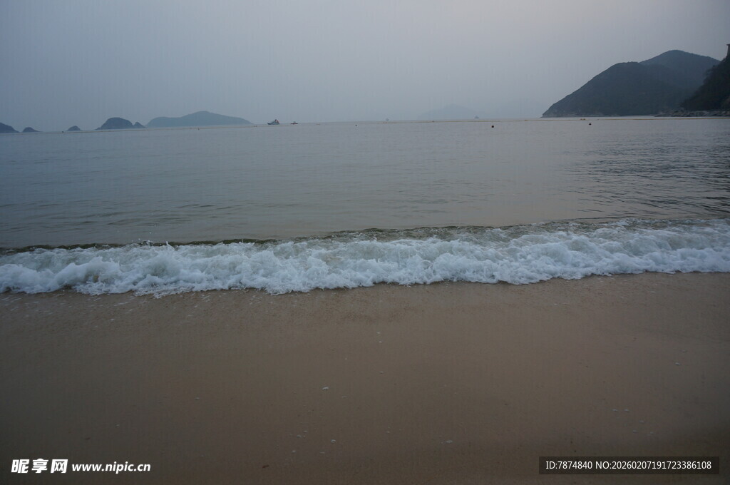 海边沙滩 海浪轻拍景象