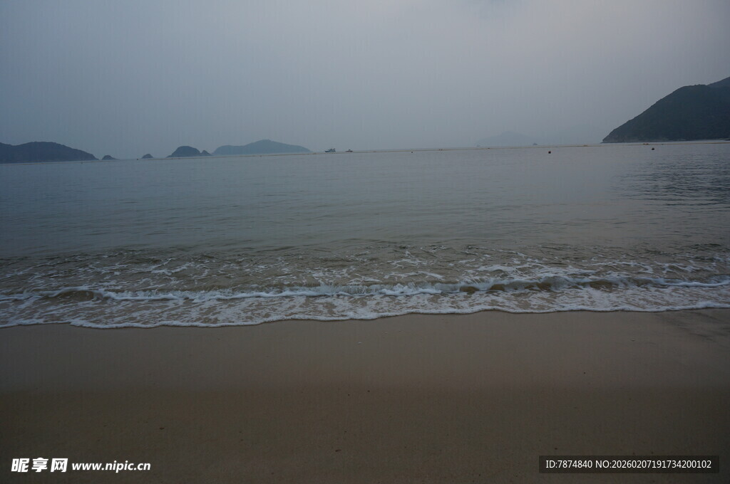 海边沙滩 海浪轻拍之景