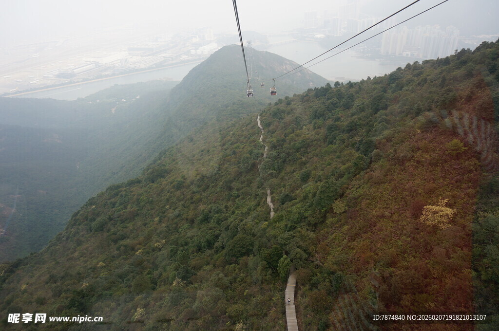山间缆车穿梭于雾霭山林