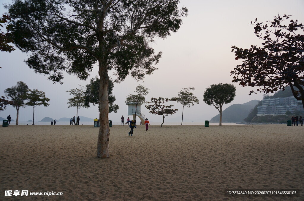 海边公园的宁静景象