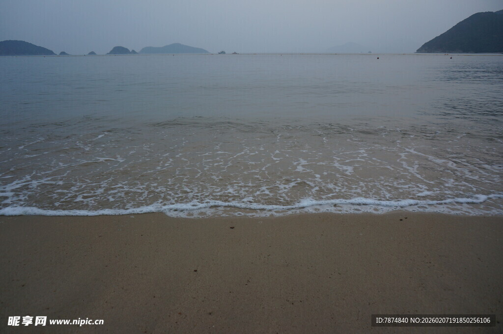 宁静海边沙滩景色