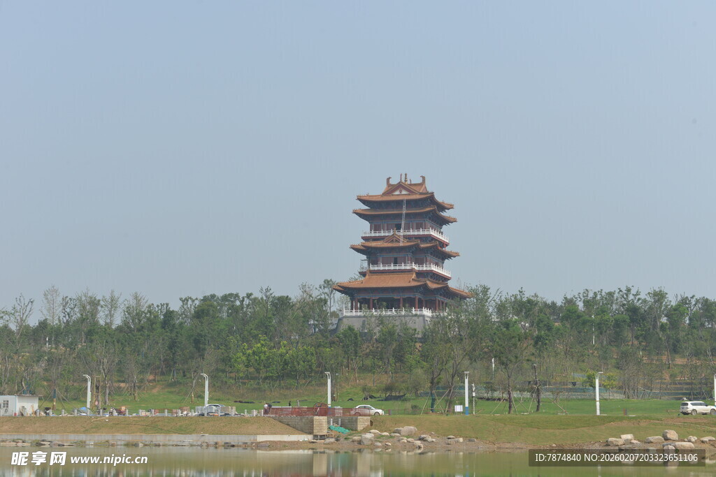 湖畔古塔 尽显古朴之美