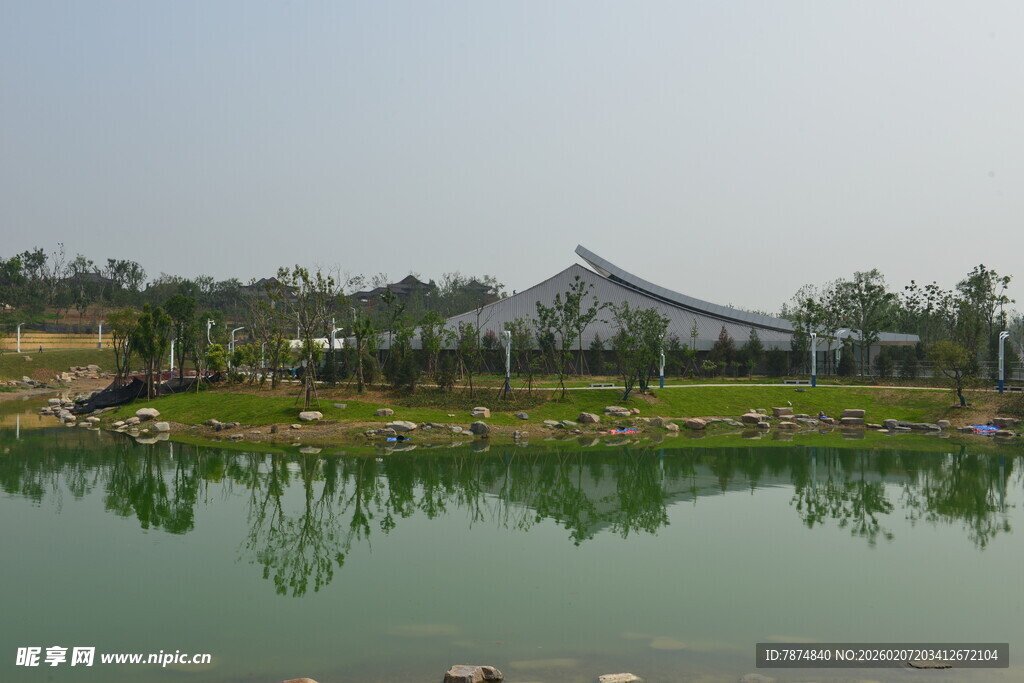 湖畔中式建筑风景如画