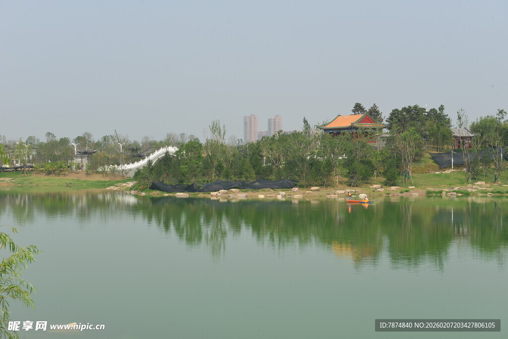 湖畔风光 远处亭阁映美景