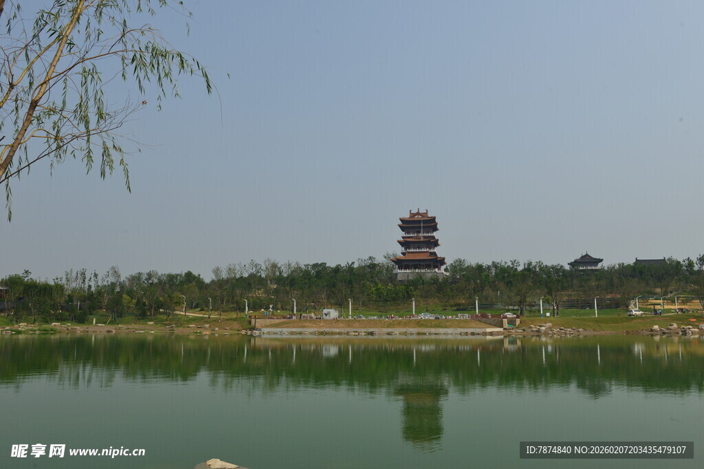 湖畔古塔映于平静水面